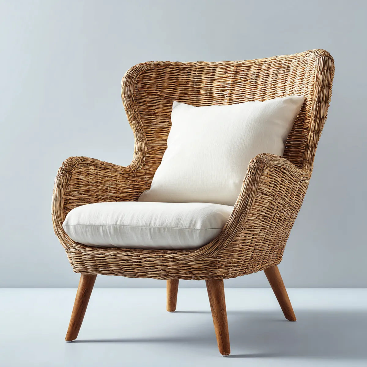 Poltrona relax in rattan naturale marrone con cuscini bianchi 75 x 85 x 105 cm
