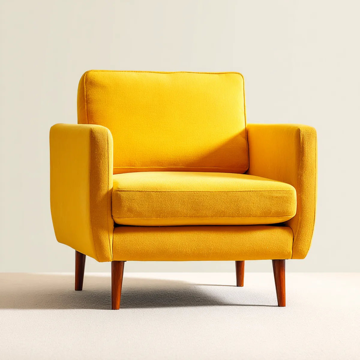 Poltrona imbottita giallo senape in velluto di poliestere con braccioli 80 x 78 x 85 cm